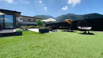 Un prato curato, una zona relax all'aperto e un'amaca.