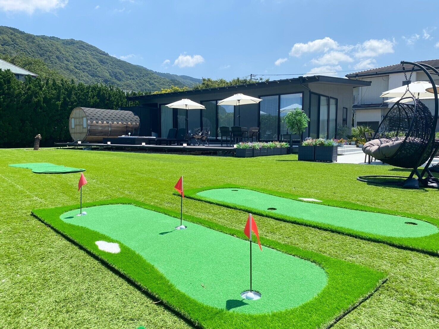 Indoor golf driving range