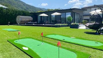 Indoor golf driving range