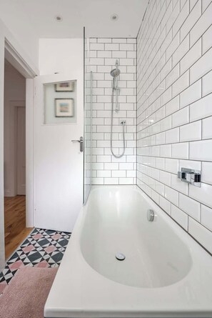 Shower, hair dryer, shampoo - Seashell Shores - Fabulous Stay! (Fairlie)