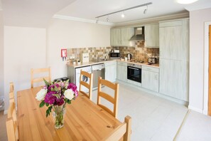 House, 2 Bedrooms | Dining room - Simmental Cottage Daviot (Inverness)
