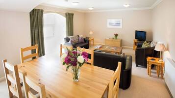 House, 2 Bedrooms | Dining room