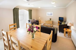 House, 2 Bedrooms | Dining room - Simmental Cottage Daviot (Inverness)