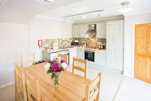 House, 2 Bedrooms | Dining room - Simmental Cottage Daviot (Inverness)