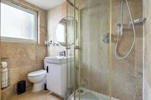 Dusche, Haartrockner, Handtücher, Seife