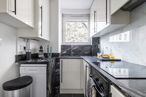 Private kitchen - Authentic Duplex Apt and Private Parking in Chelsea (London)