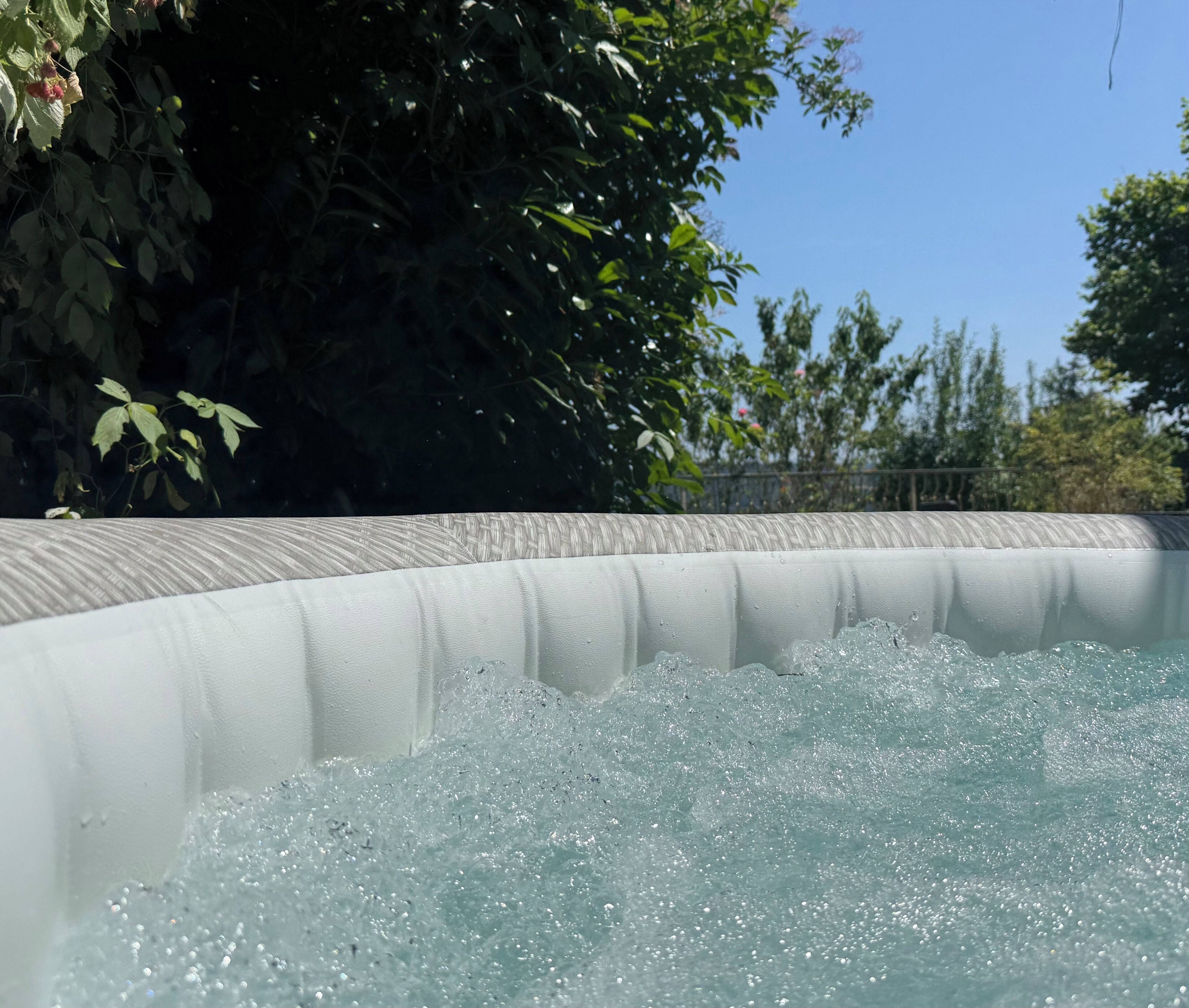 Tina de hidromasaje al aire libre