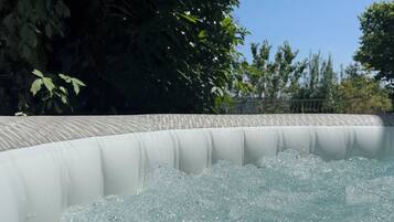 Tina de hidromasaje al aire libre