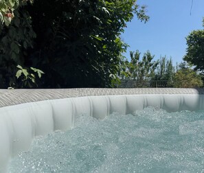 Bañera de hidromasaje al aire libre