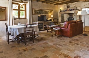 Televisión, chimenea, mesa de ping pong