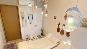 Una stanza con due letti, un lampadario e decorazioni alle pareti.