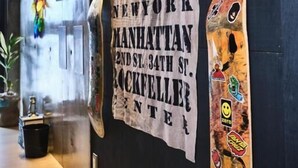 Un muro con un cartellone verticale che elenca diverse località.