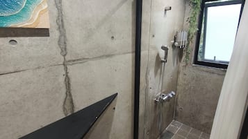 Dusche, Haartrockner, Toilette mit elektrischem Bidet, Handtücher