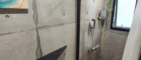 Douche, séchoir à cheveux, toilette dotée d'un bidet électronique