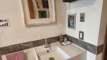 Dusche, Haartrockner, Toilette mit elektrischem Bidet, Handtücher
