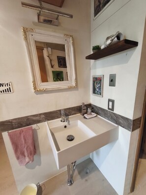 Shower, hair dryer, electronic bidet, towels - SESOKO BLUE (Motobu)