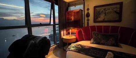 2 bedrooms, iron/ironing board, WiFi