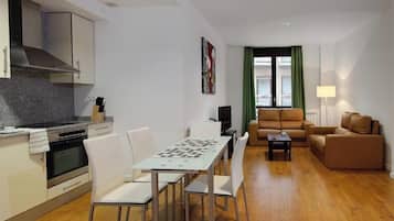 Apartamento, vistas a la ciudad | Zona de estar | Una televisión de pantalla plana