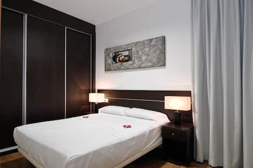 Soundproofing, iron/ironing board, free WiFi, bed sheets
