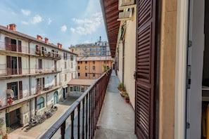 A narrow urban street with buildings on both sides, balconies with railings, and a clear sky. - GuestHost - Comfortable 50m2 apartment, ideal for 4 people, located on the second floor of a renovated period building without lift.The accommodation is located in the center of Città Bassa, the modern and commercial heart of Bergamo, a short distance f (Bergamo)