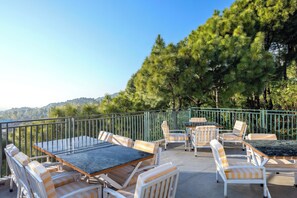 Outdoor dining - Rakkh Resort (Palampur)