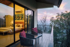 In-room safe, desk, iron/ironing board - Rakkh Resort (Palampur)