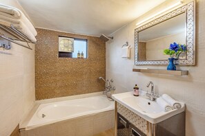 Villa Deluxe - balkong - utsikt mot innergården | Badrum