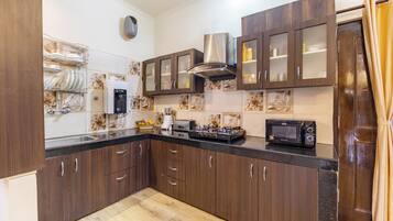 Deluxe Villa, Balcony, Courtyard View | Private kitchen