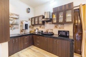 Deluxe-Villa, Balkon, Blick auf den Innenhof | Eigene Küche