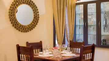 Villa Deluxe, balcón, vista al patio | Restaurantes