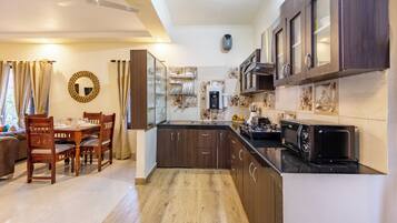 Deluxe Villa, Balcony, Courtyard View | Private kitchen