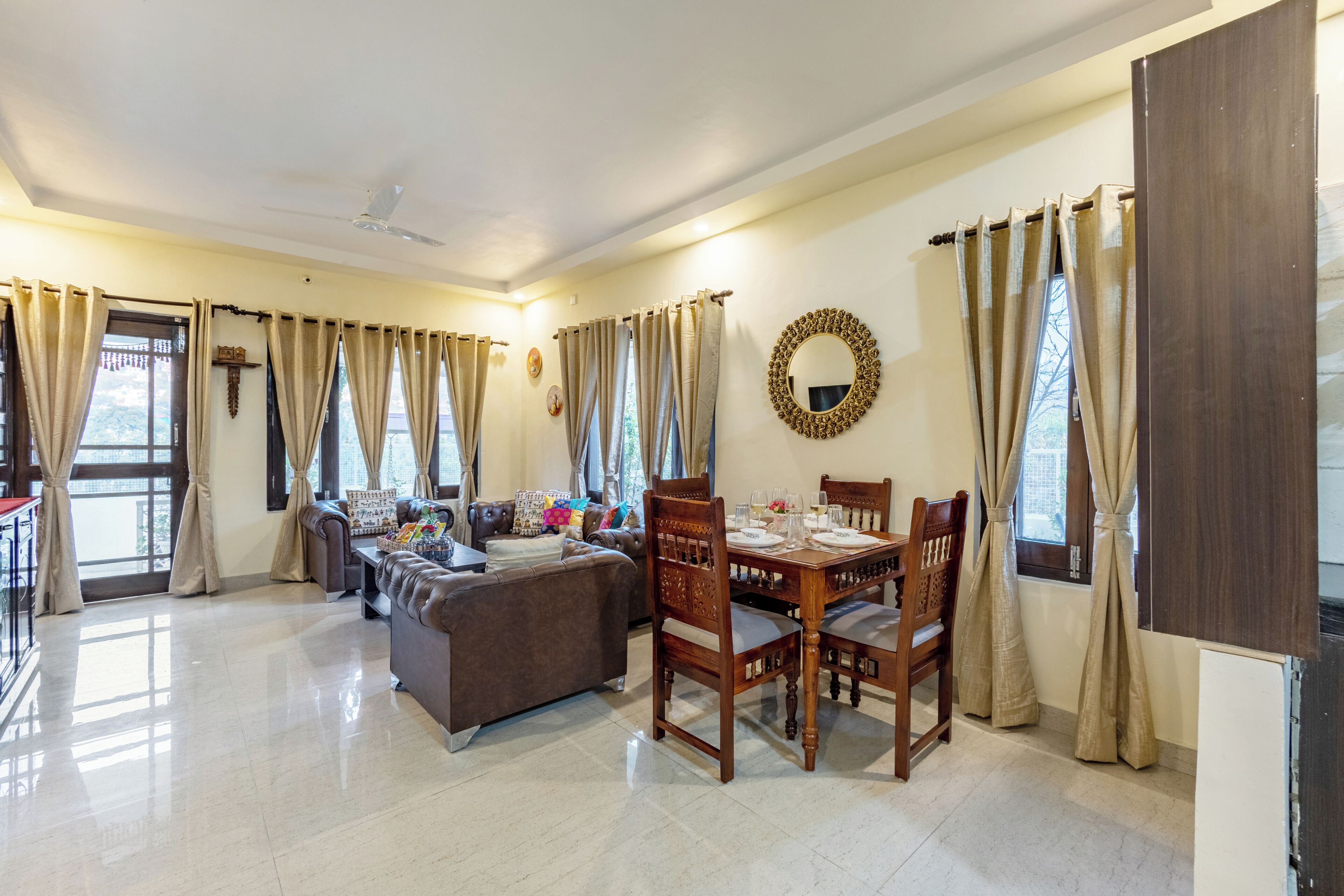 Deluxe-Villa, Balkon, Blick auf den Innenhof | Speisen