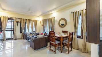 Deluxe-Villa, Balkon, Blick auf den Innenhof | Speisen