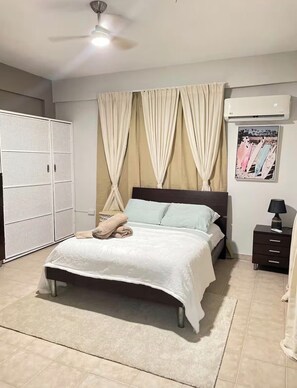 Tabla de planchar con plancha, wifi y ropa de cama 