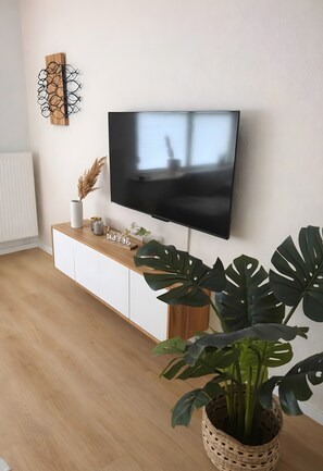 Interior - Holiday Home 'Emmas Friesenglück' with Private Garden, Balcony and Wi-Fi (Hage)