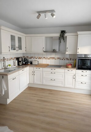 Fridge, microwave, oven, stovetop - Holiday Home 'Emmas Friesenglück' with Private Garden, Balcony and Wi-Fi (Hage)