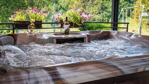 Outdoor spa tub - House Iva -Runolist Mountain Resort - 3 Chalets with pool & spa near Risnjak (Crni Lug)
