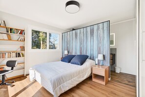 A bedroom with a bed, bedside tables, a desk, a bookshelf, and a window. - Stunning sea and beach view for 6 (Dinard)