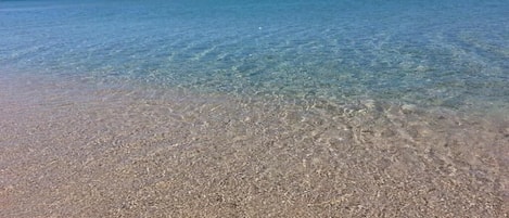 Casa, vistas al jardín | Playa | Ubicación cercana a la playa, arena blanca y 2 bares en la playa