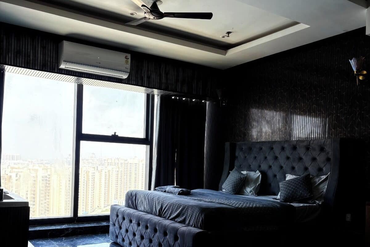 Desk, laptop workspace, free WiFi, bed sheets