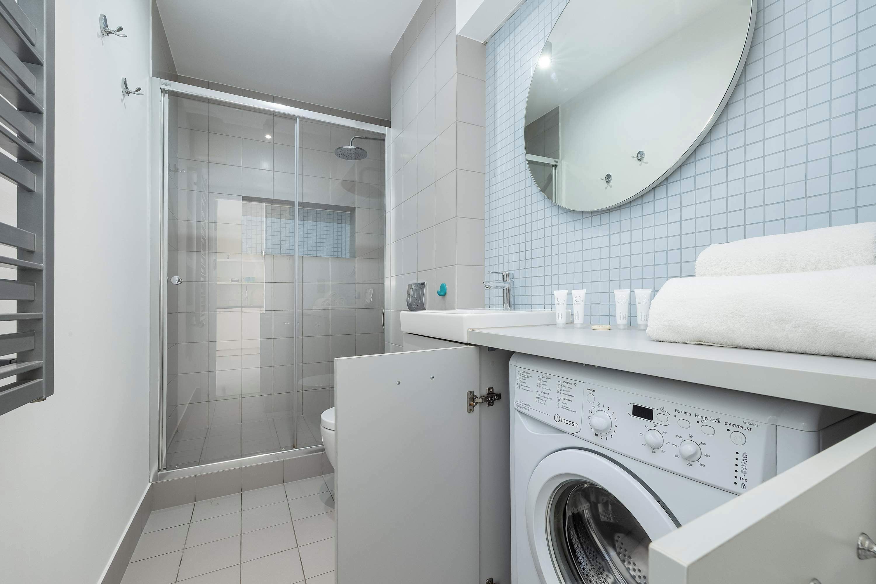 Dusche, Haartrockner, Handtücher, Shampoo