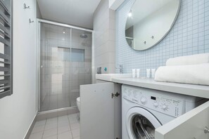 Dusche, Haartrockner, Handtücher, Shampoo