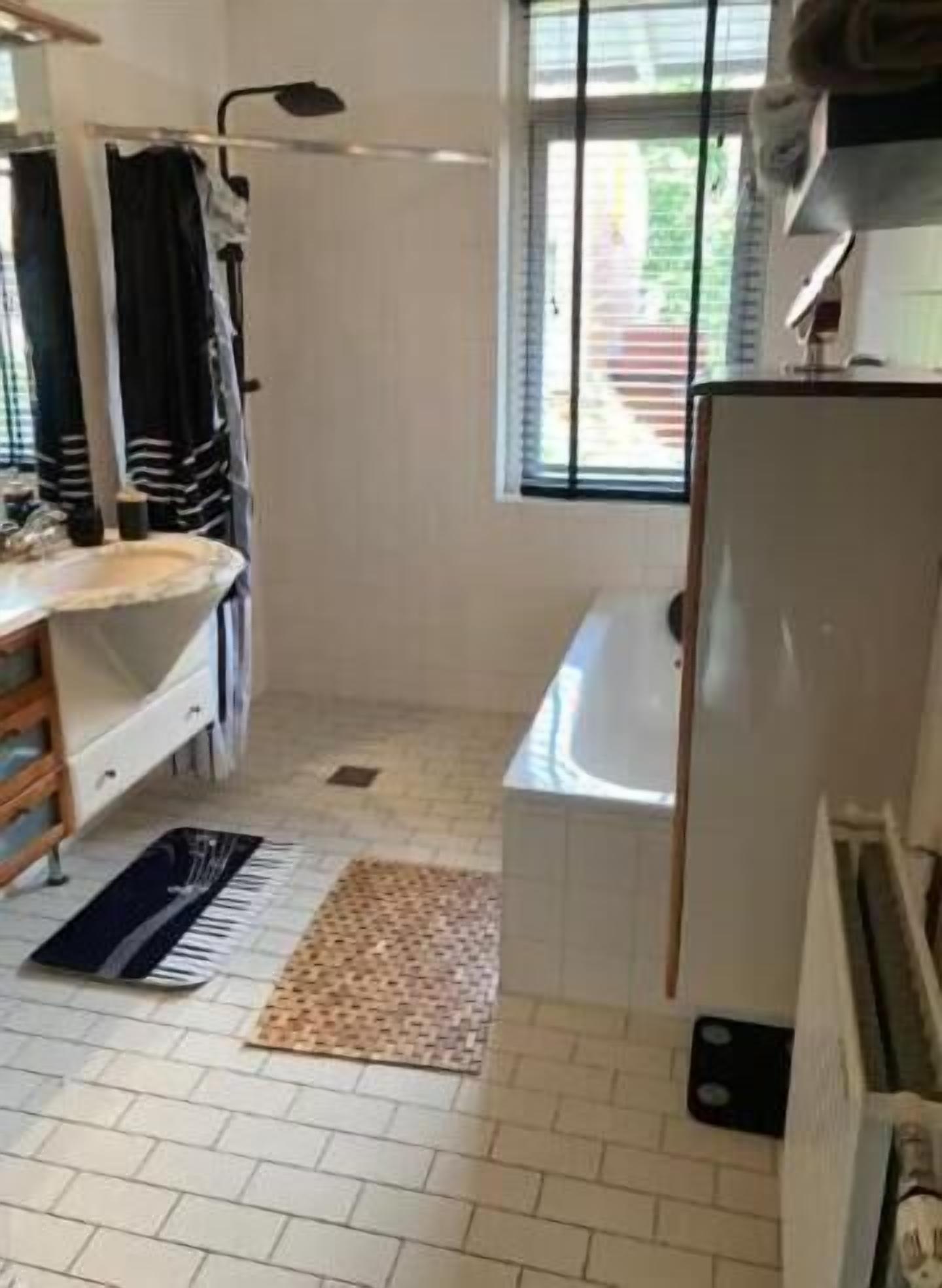 Tweepersoonskamer, uitzicht op tuin | Badkamer