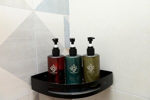 Chuveiro, produtos de toalete grátis, secador de cabelo, bidê