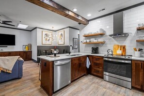 Fridge, microwave, oven, stovetop - Carolina Condo - Pets Welcome - Walkable Downtown (Wilmington)
