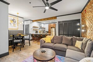 TV, stereo - Carolina Condo - Pets Welcome - Walkable Downtown (Wilmington)