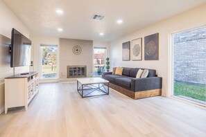 Smart TV, fireplace, offices - 【 Cozy 5BR Family Home Near Sugar Land & Houston 】 (Meadows Place)