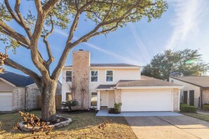 Exterior - 【 Cozy 5BR Family Home Near Sugar Land & Houston 】 (Meadows Place)