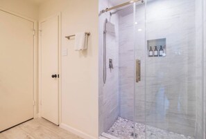 Hair dryer, towels - 【 Cozy 5BR Family Home Near Sugar Land & Houston 】 (Meadows Place)