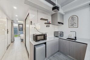 Fridge, coffee/tea maker - One-of-a-kind tiny home designed for an unforgettable stay by the beautiful San Jacinto River (Highlands)